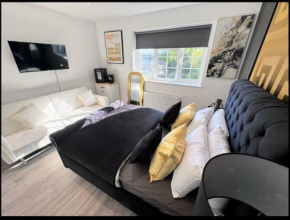 Canterbury Six Luxury Suites with Lounge Kitchen Hot Tub and Free Parking